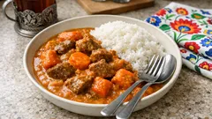 Japońskie curry z wołowiną i marchewką podawane z ryżem na talerzu