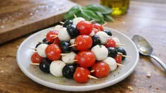 Mini szaszłyki z mozzarellą, pomidorkami i oliwkami – przekąska w 10 minut bez gotowania