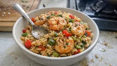 Ryż smażony z krewetkami jak z restauracji – prosty wok z limonką i sezamem