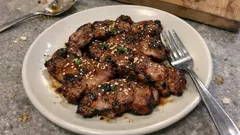 Karkówka po azjatycku z miodem i sosem sojowym – szybka marynata, idealna na grill