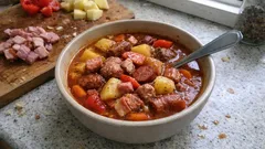 Chłopski garnek „na bogato” – jednogarnkowy obiad z boczkiem, kiełbasą i ziemniakami