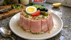 Charlotte z szynki i macedońskiej mieszanki warzyw – efektowna zimna przystawka z galaretką