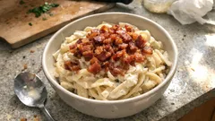 Kremowy sos do makaronu z Saint Moret i boczkiem – gotowy w 10 minut