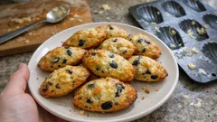 Wytrawne madeleinki z czarnymi oliwkami – prosta przekąska do wina