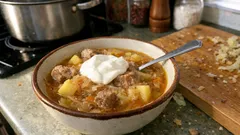 Kapuśniak ze świeżej kapusty (szczi) – gęsta, rozgrzewająca zupa na wywarze