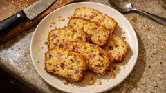 Wytrawny keks z mąką z zielonej soczewicy i gruyère – proste ciasto na słono