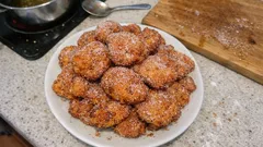 Portugalskie pączki dyniowe w cukrze z cynamonem – miękkie w środku, złote na zewnątrz