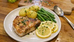 Stek z miecznika z patelni – prosty przepis na soczystą rybę z cytryną