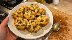 Mini cake’i z bazylią i suszonymi pomidorami – szybka wytrawna przekąska z piekarnika