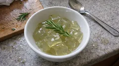 Galaretka rozmarynowa na agarze – prosty dodatek do serów, pieczeni i kanapek