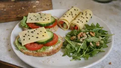 Ser w plastrach z kozieradką i czarnuszką: 3 szybkie pomysły na śniadanie i kolację