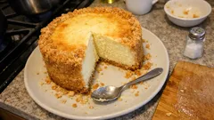 Sernik, który nie opada: prosty trik z łyżką ugotowanego ziemniaka do masy