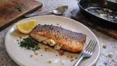 Pstrąg alpejski smażony na maśle klarowanym – soczysty w środku, chrupiący od skóry