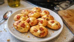 Wytrawne mini madeleines z kozim serem i pomidorami confit – idealne do wina