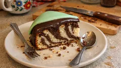 Gâteau princesse: wilgotne ciasto waniliowo‑czekoladowe z ganache i masą cukrową