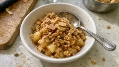 Crumble z jabłkami i migdałową kruszonką – prosty deser, który zawsze się udaje