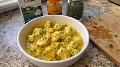 Emincé z kurczaka w złotym sosie śmietanowym z kurkumą – gotowe w 20 minut