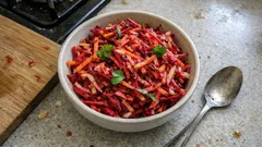 Surówka z surowego buraka, marchewki i jabłka – chrupiąca i gotowa w 10 minut