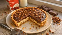 Ciasto z polewą czekoladową i orzechami na talerzu, kawałek odcięty, deser domowy