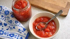 Pomidory w solance do słoików – prosty przetwór, który ratuje zimą sosy i zupy