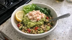 Sałatka z quinoa i bulgurem z kremem z awokado i krabem – prosto, a efektownie