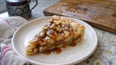 Tarta jabłkowa z sosem karmelowym i masłem solonym – prosta, a wygląda jak z cukierni