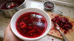 Wigilijny barszcz zbyt blady? Prosty trik z surowym burakiem przywraca rubinowy kolor