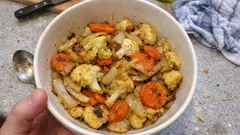 Poêlée z kalafiorem i marchewką – szybkie warzywa z patelni na ciepło