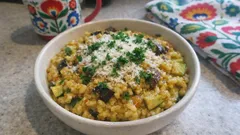 Ryż w stylu risotto z cukinią i bakłażanem – kremowy, prosty obiad z jednej patelni