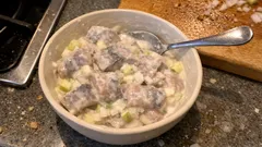 Śledzie w śmietanie z jabłkiem: klasyczna przystawka, która najlepiej smakuje po schłodzeniu