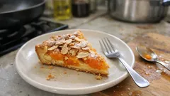 Prosta tarta z morelami i migdałami – kremowe nadzienie i chrupiący spód