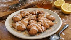 Pierniczki na miodzie z lukrem cytrynowym – proste ciasto, które dobrze się wałkuje