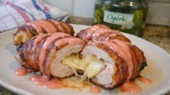 Roladki z kurczaka w boczku z gruyère – soczyste z piekarnika i z szybkim różowym sosem