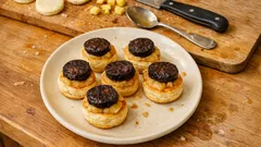 Bouchées z ciasta francuskiego z musem jabłkowym i kaszanką – tylko 3 składniki