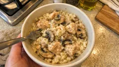 Kremowy ryż z kurczakiem i pieczarkami – prosty obiad z resztek w 30 minut
