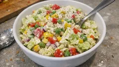 Sałatka z kapusty pekińskiej na imprezę – chrupiąca i gotowa w 10 minut