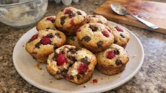 Muffinki malinowe z kropelkami czekolady – puszyste, wilgotne i zawsze się udają