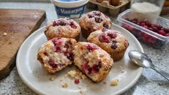 Puszyste muffiny z mascarpone i czerwonymi owocami – wilgotne także następnego dnia