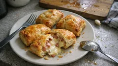 Friandy z szynką i serem – chrupiące ciasto francuskie w 20 minut