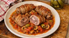 Roladki cielęce z oliwkami w sosie pomidorowo-winnym – duszone bez stresu