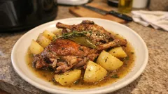 Udka z kaczki z wolnowaru z ziemniakami – mięso kruche, a obiad robi się sam