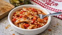 Śledzie po giżycku w sosie ketchupowo-paprykowym – idealne do zrobienia dzień wcześniej