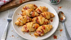 Mini rogaliki z ciasta francuskiego z szynką i serem – szybka przekąska jak pizza roll