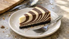 Sernik zebra z serka z wiaderka bez miksera – prosty wzór w paski krok po kroku