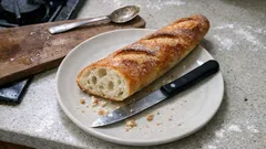 Bagietka tradycyjna bez maszyny – chrupiąca skórka i prosty przepis krok po kroku