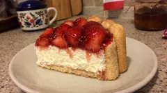 Szybka charlotta truskawkowa bez pieczenia – lekki deser z mascarpone