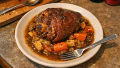 Golonka duszona w jasnym piwie z jarzynami – miękka, aromatyczna i z gęstym sosem