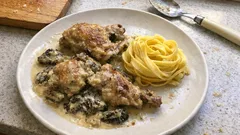 Perliczka ze smardzami i vin jaune – francuski klasyk w kremowym sosie