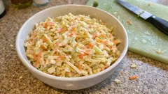 Surówka z pora, marchewki i jabłka – kremowy dodatek do ryby, który zawsze się udaje