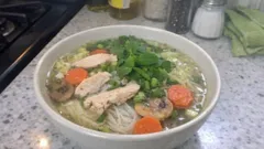 Wietnamska zupa z kurczakiem i makaronem ryżowym – aromatyczna i gotowa w 20 minut